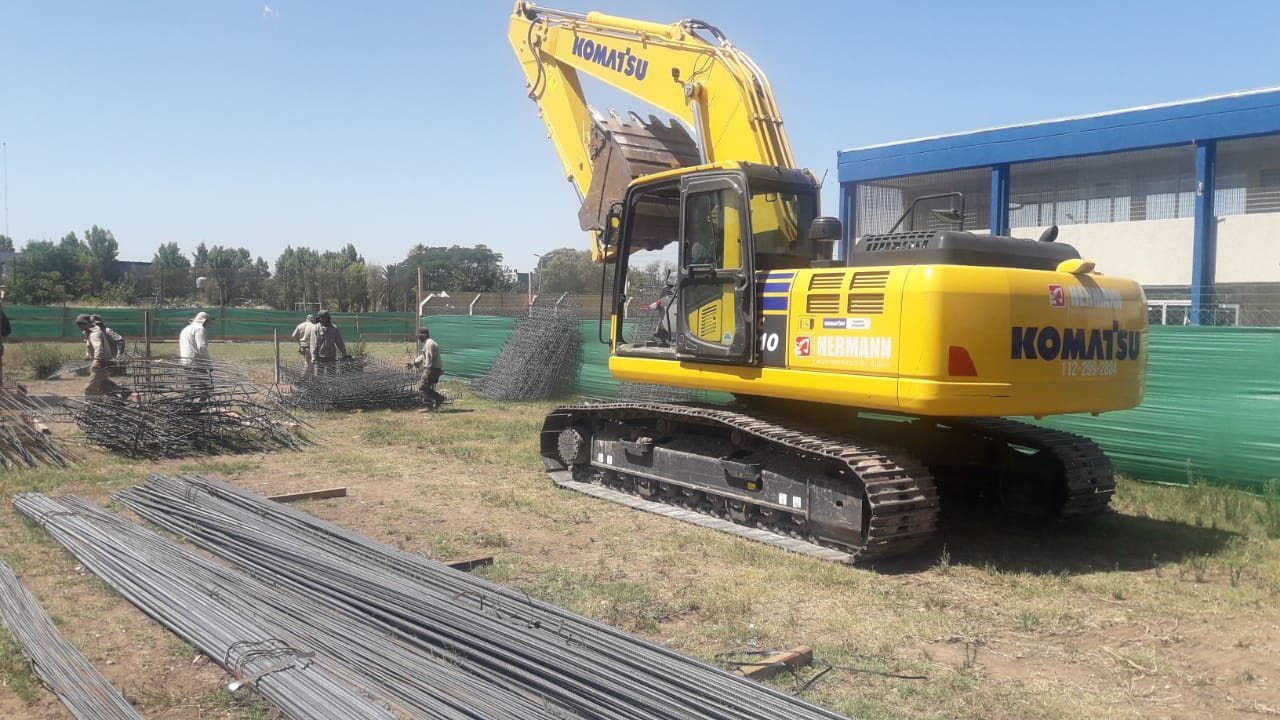 Excavadora KOMATSU y armado de hierros en obra