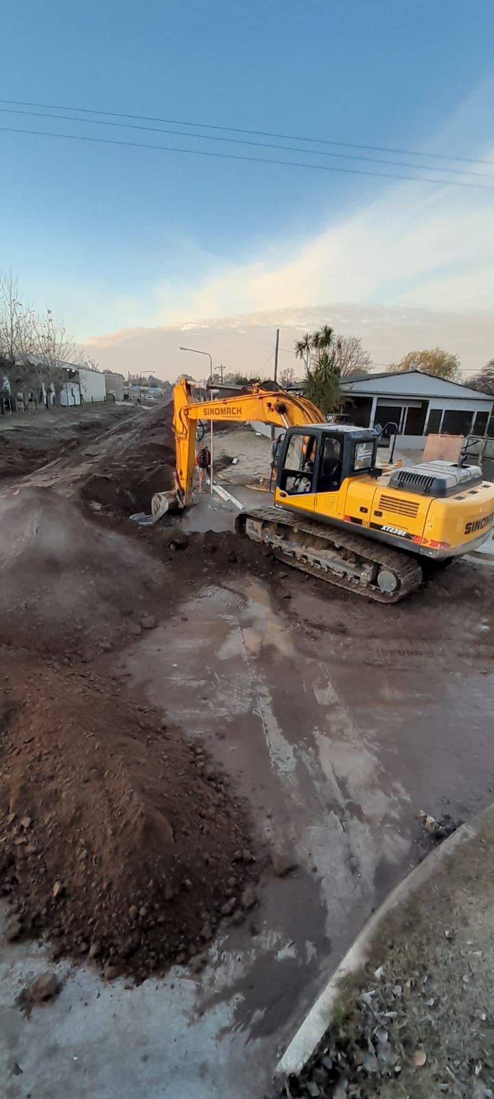 Excavadora SINOMACH al atardecer