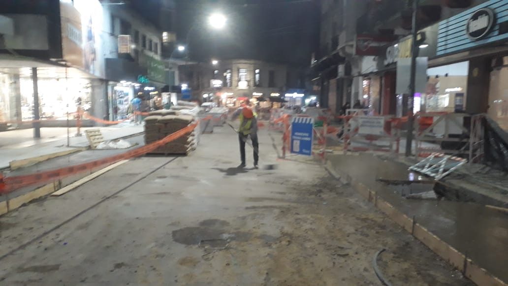 Pavimentación nocturna en zona comercial